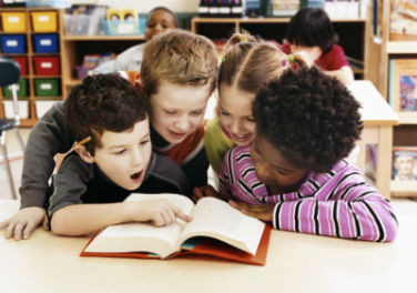 bambini in libreria con la scuola pic